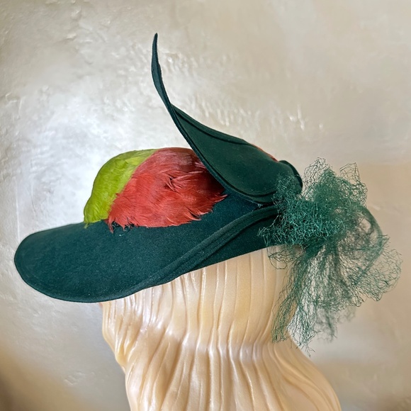 SMART 1950s' GREEN FELT HAT WITH BOW, FEATHERS & VEILING - Picture 5 of 12